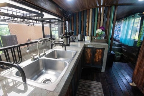 Fincat Premium Bus House : Monteverde Apartment in Monteverde