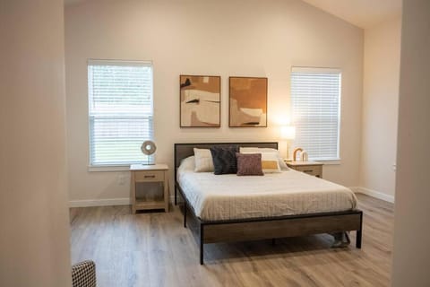 Spacious Modern 3-Bedroom Home in Pine Hill Casa in Eureka