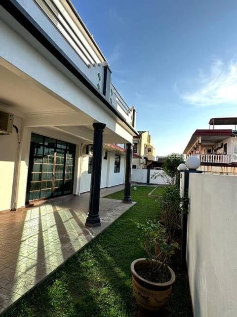 Cozy 2StoreyHome 5Room11Pax@ChaiLengPark House in Penang