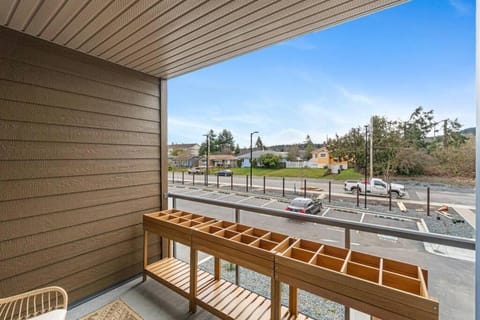 Modern 1 bedroom condo with parking, centrally located House in Parksville