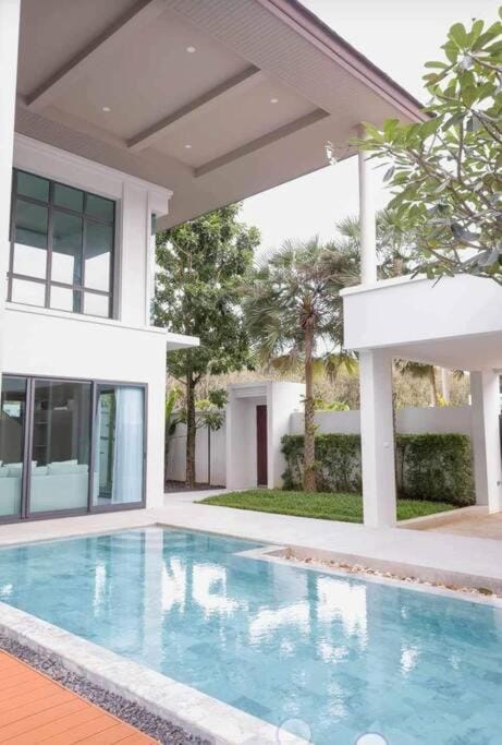 Bangtao Modern Luxury 3-Bd Villa near Laguna Park Villa in Choeng Thale