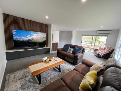 Communal lounge/ TV room, Communal lounge/ TV room, TV and multimedia, Seating area, Evening entertainment
