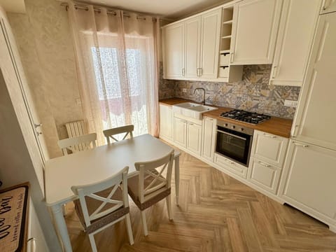 Kitchen or kitchenette, Dining area, stove