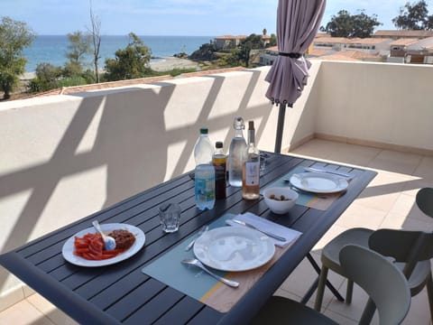 T3 Corse vue mer. pieds dans l'eau N164 Apartment in Linguizzetta