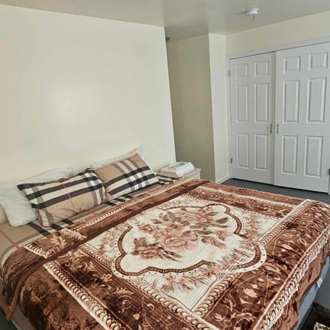 Travelers Long Stay with Private Bathroom Divine Villa and Resorts 5mins to EWR Airport and 4mins to Penn Station Newark, New York Vacation rental in Newark