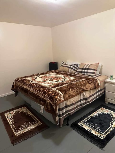 Travelers Long Stay with Private Bathroom Divine Villa and Resorts 5mins to EWR Airport and 4mins to Penn Station Newark, New York Vacation rental in Newark