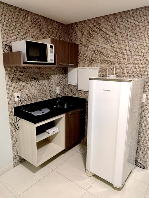 Kitchen or kitchenette, minibar, stove