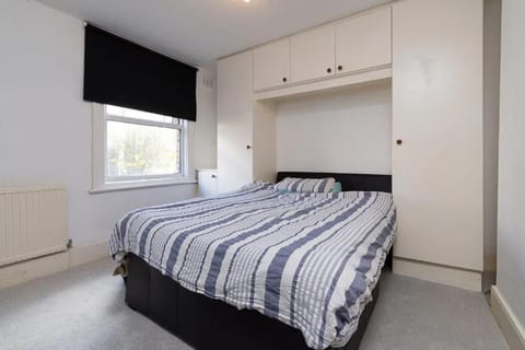 2 Bed Maisonette with free parking. South Norwood Apartment in Croydon