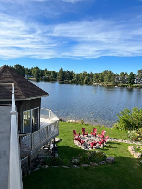 Luxury Lakeview Dream Cottage with Hot Tub Chalet in Kearney