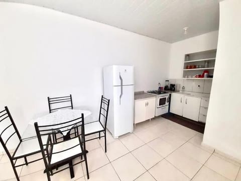 Kitchen or kitchenette, Dining area, minibar, pet friendly, stove