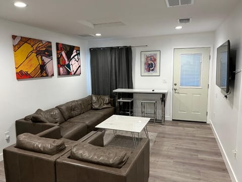 Private 1bedroom & 1bathroom home perfect for 2+ near Universal studio Haus in Lake Balboa