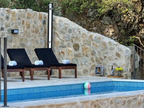 Romantische Steinvilla mit beheiztem Pool und Meerblick in ruhiger Lage Maison in Dubrovnik-Neretva County