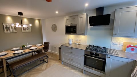 Kitchen or kitchenette, Seating area, Dining area, dishwasher, minibar, pet friendly, stove