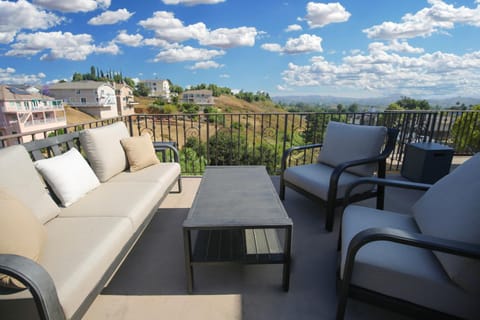 Patio, Natural landscape, Balcony/Terrace, Seating area, Mountain view