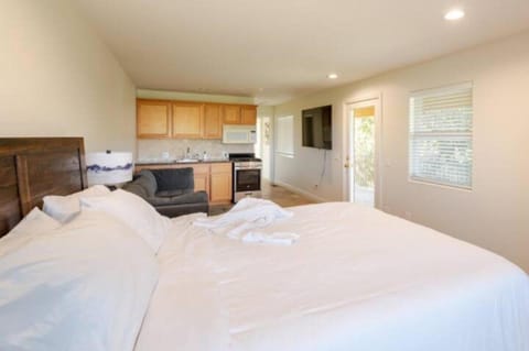5 BR/5 BA Getaway with a View House in Newbury Park