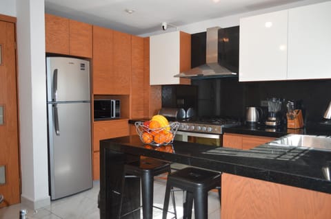 Coffee/tea facilities, Kitchen or kitchenette, Dining area, oven, stove, toaster