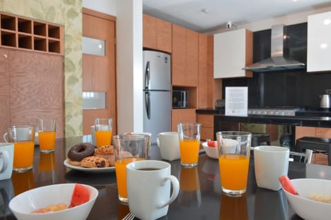 Coffee/tea facilities, Kitchen or kitchenette, Seating area, Dining area, oven, stove, toaster