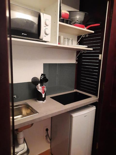 minibar, stove