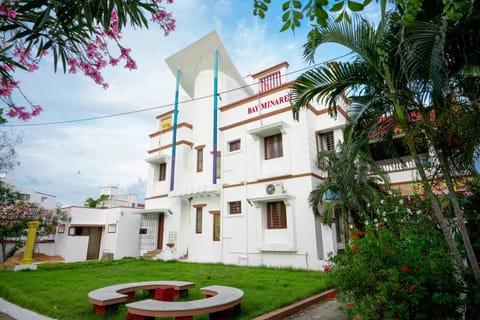 Property building, Facade/entrance, Garden, Garden view