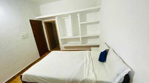 Bed, Photo of the whole room, Bedroom, bunk bed, towels, wardrobe