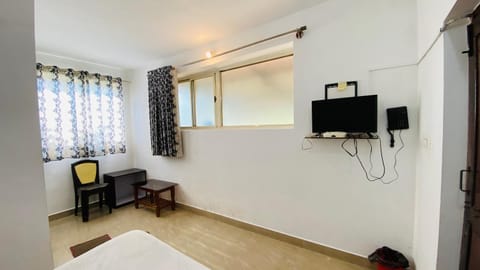 Communal lounge/ TV room, Bed, TV and multimedia, Photo of the whole room, Evening entertainment, Bedroom, hair dresser