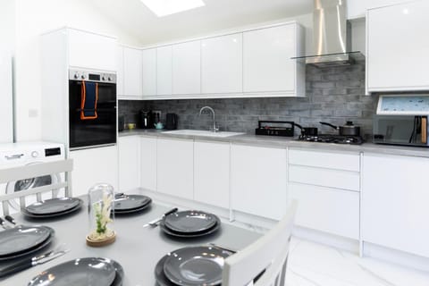 Coffee/tea facilities, Kitchen or kitchenette, Dining area, dishwasher, oven, stove, toaster