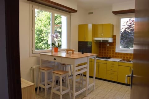 Kitchen or kitchenette, pet friendly, stove