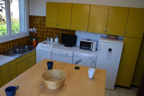 Kitchen or kitchenette, dishwasher, minibar, washing machine, dryer