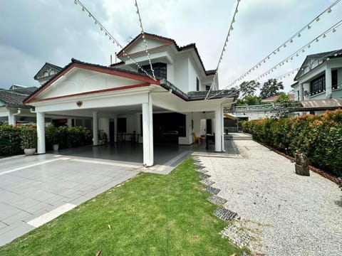 Kempas Spacious KTV Gather 25pax Villa in Johor Bahru