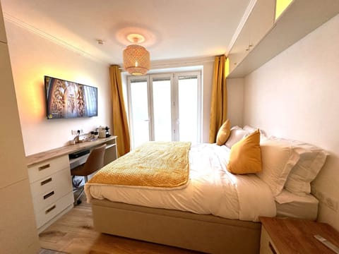 Bed, TV and multimedia, Bedroom