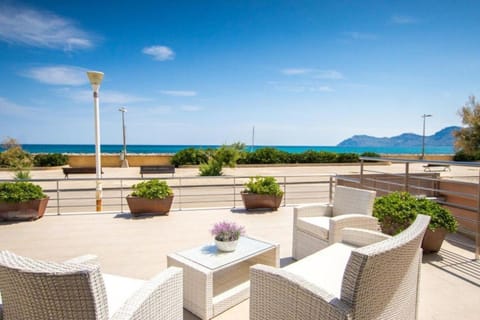 Luxus-Villa direkt am Meer mit Hallenbad House in Son Serra de Marina