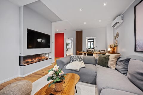 TV and multimedia, Living room, Seating area, Evening entertainment, air conditioner