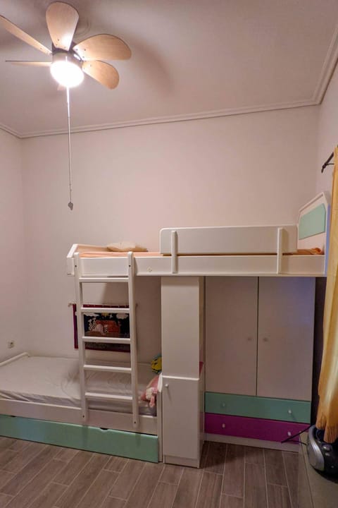 Bedroom, bunk bed