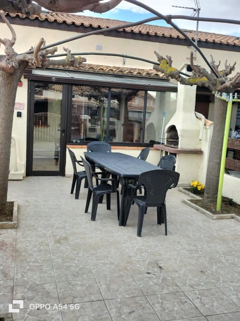 Patio, Day, BBQ facilities, Garden, Dining area