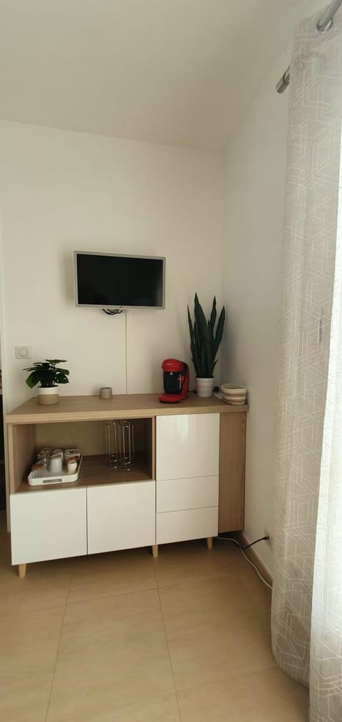 TV and multimedia, Coffee/tea facilities, minibar