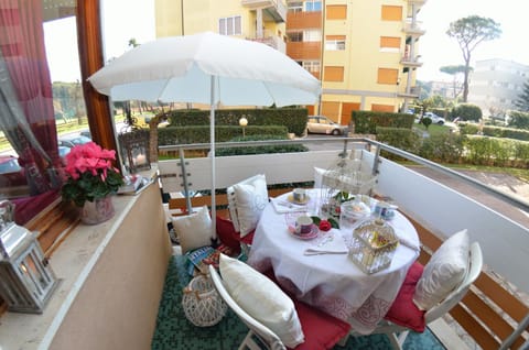 Day, Balcony/Terrace, Seating area, Dining area