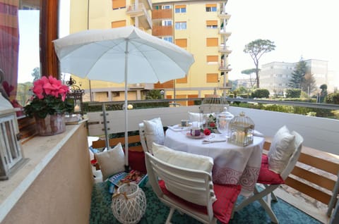 Day, Balcony/Terrace, Seating area, Dining area