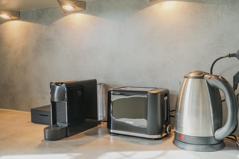 Coffee/tea facilities, toaster