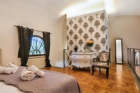 Photo of the whole room, towels, wardrobe