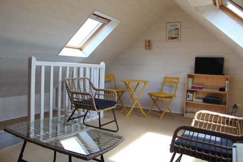 Chambre d'hôte, avec espace vue sur mer, à 400 m du port au 2ème et 3ème étage d'une maison typique de Saint Vaast La Hougue Chambre d’hôte in Saint-Vaast-la-Hougue