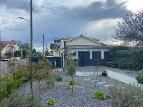 Maison à belle terrasse à Mérignac House in Mérignac