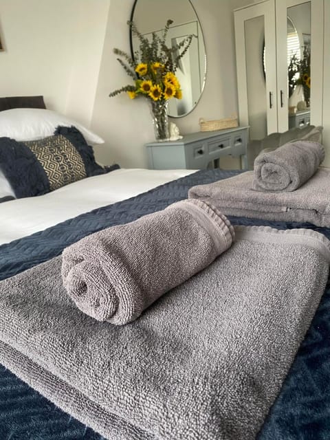 Bedroom, towels