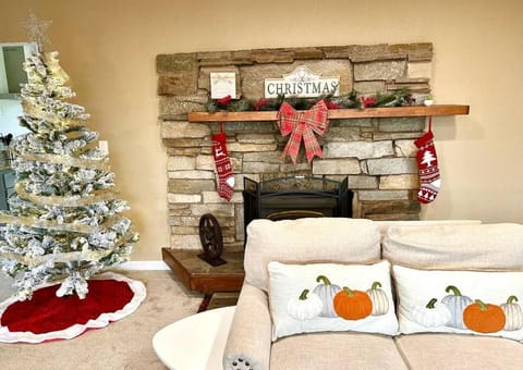 Christmas themed in Lakeview Haven House Casa in Klamath Falls