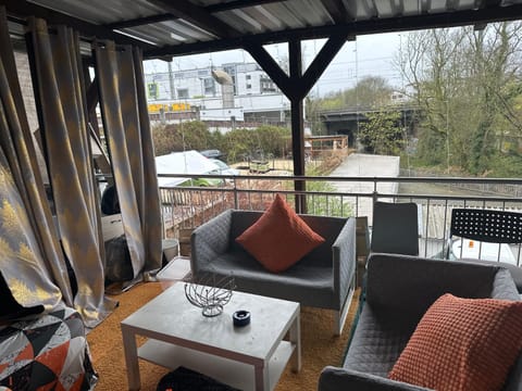 Schönes Zimmer in Bahnhofsnähe in einer Wohnung mit großer Terrasse Vacation rental in Giessen