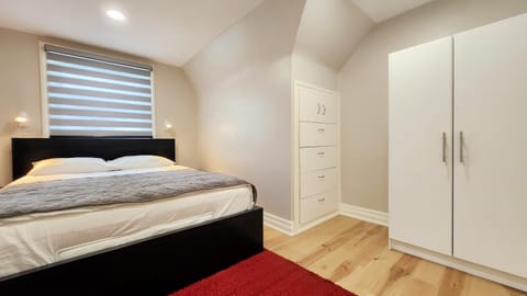 The Serene Haven Modern 2 Queen Bed Full Apartment Condo in Saint Catharines