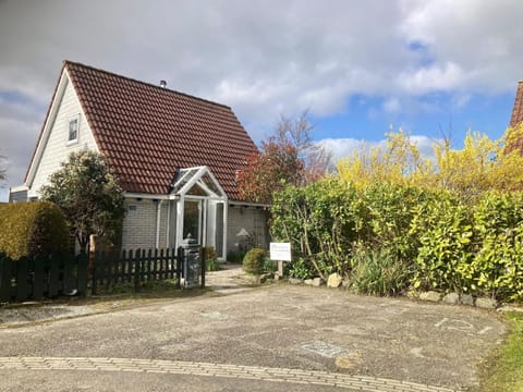 Ferienhaus Dijkrose mit großem Garten House in Anjum