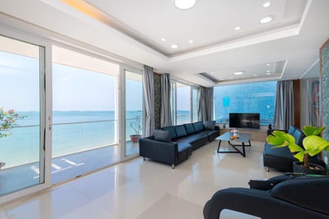 Communal lounge/ TV room, Natural landscape, TV and multimedia, Living room, Seating area, Evening entertainment, Sea view