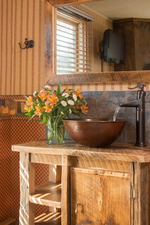 Bathroom, Decorative detail