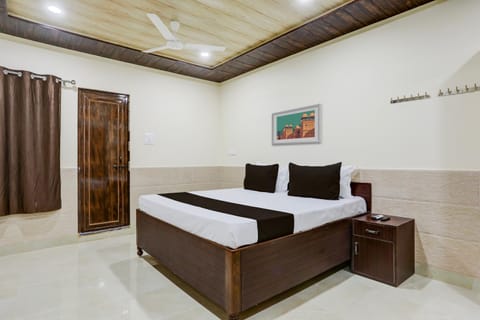 OYO Flagship Girija Palace Hotel in Varanasi