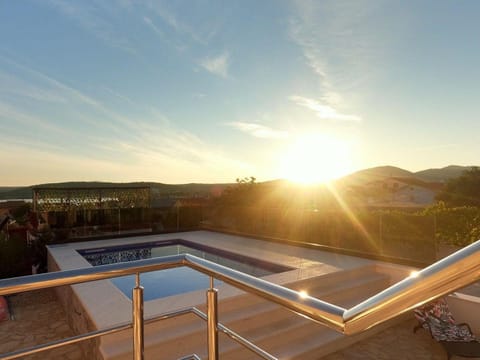 wundeschönes Ferienhaus mit eigenem Pool und Meerblick Casa in Šibenik